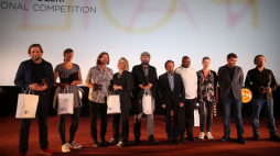 Reżyserzy Andrzej Cichocki (L), Michalina Musialik (2L), Nastazja Gonera (4L), Tomasz Wolski (5L), Krzysztof Czyżewski (5P), Jan P. Matuszyński (2P) i Tomasz Wysokiński, aktor Daniel Namiotko (3L), krytyczka filmowa Adriana Prodeus (3P) i bohater filmu „Spacer z Aniołami” Jeremaiah Marobyane (4P) podczas ceremonii wręczenia nagród 61. Krakowskiego Festiwalu Filmowego. Fot. PAP/Ł. Gągulski