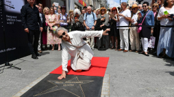 Aktorka Maja Komorowska (C) i dyrektor Wydziału Kultury Urzędu Miasta Łodzi Jacek Grudzień (L) podczas uroczystego odsłonięcia jej gwiazdy w Łódzkiej Alei Gwiazd. Fot. PAP/G. Michałowski