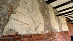 Fragment tablicy astronomicznej na ścianie krużganka Zamku Kapituły Warmińskiej w Olsztynie. Fot. PAP/T. Waszczuk