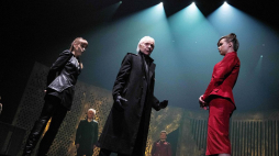 Aktorki: Halina Łabonarska (C), Karolina Charkiewicz (P) i Lidia Pronobis (L) podczas próby dla mediów spektaklu „Król Lear” na Scenie im. G. Holoubka w Teatrze Dramatycznym m.st. Warszawy. Fot. PAP/A. Lange