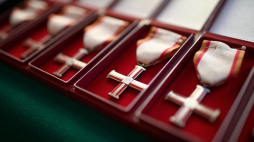 Krzyże Wolności i Solidarności. Fot. PAP/Ł. Gągulski