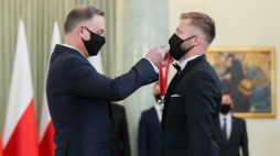 Prezydent RP odznacza Jakuba Błaszczykowskiego Krzyżem Komandorskim OOP. Źródło: www.twitter.com/prezydentpl