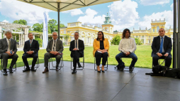 Sekretarz stanu w MKDNiS J. Sellin (4L), sekretarz stanu w MFiPR, przewodnicząca Rady Dostępności M. Jarosińska-Jedynak (3P), sekretarz stanu w MRiPS, pełnomocnik rządu ds. osób niepełnosprawnych P. Wdówik (P), prezes PFRON K. Michałkiewicz (3L), dyrektor Muzeum Pałacu Króla Jana III Sobieskiego w Wilanowie P. Jaskanis (L), wiceprezes zarządu Fundacji Kultury bez Barier R. Więckowski (2P), dyrektor Centrum Projektów Europejskich Leszek J. Buller (2L). Fot. PAP/P. Nowak