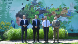 Minister klimatu i środowiska Michał Kurtyka (2P), minister edukacji i nauki Przemysław Czarnek (2L), pełnomocnik Rządu do Spraw Leśnictwa i Łowiectwa Edward Siarka (L) oraz P.o. dyrektora generalnego Lasów Państwowych Józef Kubica (P) podczas konferencji prasowej inaugurującej program "Leśna szkoła z klimatem", 10 bm. w Centrum Edukacji Leśnej w Celestynowie (pow. otwocki). Fot. PAP/P. Piątkowski