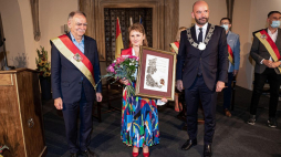 Prezydent Wrocławia Jacek Sutryk (3P) oraz przewodniczący wrocławskiej Rady Miejskiej Bohdan Aniszczyk podczas uroczystości wręczenia tytułu Honorowego Obywatela Miasta mistrzyni olimpijskiej Renacie Mauer-Różańskiej (C). Fot. PAP/M. Kulczyński