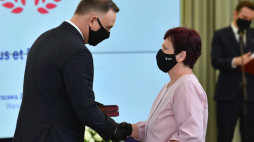 Eva Jelinek (P) odbiera w imieniu Jana i Anny Jelinek z rąk prezydenta RP Andrzeja Dudy (L) medal Virtus et Fraternitas w Pałacu Prezydenckim w Warszawie. Fot. PAP/R. Pietruszka