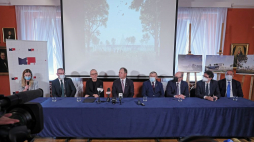 Marszałek województwa podlaskiego Artur Kosicki (3P), dyrektor Muzeum Podlaskiego Waldemar Wilczewski (2L), prezes Fundacji im. ks. Jerzego Popiełuszko "Dobro" Marek Popiełuszko (4L), wiceprezes Fundacji im. ks. Jerzego Popiełuszko "Dobro" Józef Popiełuszko (4P), autor projektu muzeum Mirosław Nizio (3L), burmistrz Suchowoli Michał Matyskiel (P) podczas konferencji prasowej nt. kolejnego etapu przygotowań do powstania Muzeum Błogosławionego Księdza Jerzego Popiełuszki w Okopach. Fot. PAP/A. Reszko