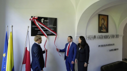 Jan Kwaśniewicz z katowickiego oddziału Instytutu Pamięci Narodowej (L), wiceprezydent Mysłowic Wojciech Chmiel (C) oraz dyrektorka I LO im. Tadeusza Kościuszki w Mysłowicach Dorota Konieczny-Simela (P) podczas uroczystości odsłonięcia tablicy upamiętniającej siedzibę Głównego Szpitala Wojsk Powstańczych. Fot. PAP/A. Grygiel                     