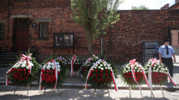 Oświęcim, 14.06.2021. Wieńce na terenie byłego nazistowskiego obozu koncentracyjnego Auschwitz w Oświęcimiu. Trwają obchody 81. rocznicy pierwszego transportu polskich więźniów do KL Auschwitz. Fot. PAP/Ł. Gągulski