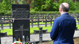 Palmiry, 21.06.2020. Zastępca prezesa IPN Mateusz Szpytma przy grobie Janusza Kusocińskiego w Palmirach pod Warszawą. Mateusz Szpytma oddał cześć Polakom zamordowanym przez Niemców w Palmirach w ramach akcji AB, w 80. rocznicę zbrodni na Macieju Rataju i Mieczysławie Niedziałkowskim. Fot. PAP/P. Nowak