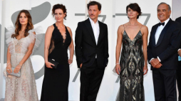 Od lewej: Weronika Rosati, Maja Ostaszewska, Michał Englert, Małgorzata Szumowska i dyrektor 77. festiwalu w Wenecji Alberto Barbera podczas prezentacji filmu „Śniegu już nigdy nie będzie” w konkursie głównym festiwalu. Fot. PAP/EPA: E. Ferrari