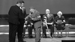 Marian Pawełczak (P) odznaczony podczas Gali Niepodległości; wojewoda lubelski Przemysław Czarnek (L) i kandydat na prezydenta Lublina Sylwester Tułajew (2L). Lublin, 2018 r. Fot. PAP/W. Pacewicz