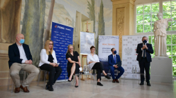 Wiceprezes Rady Ministrów, minister kultury, dziedzictwa narodowego i sportu Piotr Gliński (P), wiceprezes ds. operacyjnych, członek zarządu PGNiG Terminka Jarosław Maślany (2L), reżyserka Kamila Siwińska (3L), śpiewak Witold Żołądkiewicz (L) i dyrygentka Lilianna Krych (3L) podczas konferencji prasowej nt. premiery The rape of Lucretia (Gwałt na Lukrecji) w Teatrze Królewskim w Starej Oranżerii w Muzeum Łazienki Królewskie. Fot. PAP/M. Obara