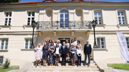 Wicepremier, minister kultury, dziedzictwa narodowego i sportu Piotr Gliński (C) podczas konferencji prasowej podsumowującej projekt kompleksowej termomodernizacji państwowych szkół artystycznych, w Państwowej Szkole Muzycznej w Warszawie. Fot. PAP/L. Szymański