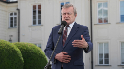 Wicepremier, minister kultury, dziedzictwa narodowego i sportu Piotr Gliński podczas briefingu prasowego dotyczącego Narodowego Programu Rozwoju Czytelnictwa 2.0. Fot. PAP/M. Marek