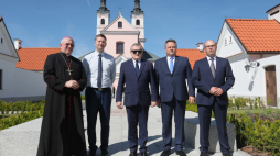 icepremier, minister kultury, dziedzictwa narodowego i sportu Piotr Gliński (C), poseł PiS Jarosław Zieliński (2P), marszałek województwa podlaskiego Artur Kosicki (P), minister kultury Litwy Simonas Kairys (2L) oraz biskup ełcki Jerzy Mazur (L) podczas zwiedzania Pokamedulskiego Klasztoru w Wigrach. Fot. PAP/A. Reszko