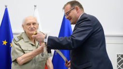 Gen. Jan Henryk Podhorski (L) i szef Urzędu do Spraw Kombatantów i Osób Represjonowanych Jan Józef Kasprzyk podczas uroczystości z okazji 100. rocznicy urodzin generała. Fot. PAP/J. Kaczmarczyk