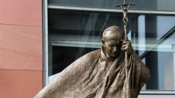Kraków, 23.06.2021. Pomnik św. Jana Pawła II autorstwa Gyorfi Lajosa podczas uroczystości jego odsłonięcia , 23 bm. na terenie Biblioteki Głównej UPJPII przy ul. Bobrzyńskiego w Krakowie. Dzieło artysty Gyorfi Lajosa to dar węgierskiego rządu. Fot. PAP/J. Bednarczyk