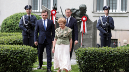 Minister sprawiedliwości Zbigniew Ziobro (2L), prezes IPN Jarosław Szarek (2P) oraz autorka pomnika, krewna bohatera Joanna Rodowicz (C) podczas uroczystego odsłonięcia pomnika Jana Rodowicza „Anody” na dziedzińcu Ministerstwa Sprawiedliwości w Warszawie. Fot. PAP/T. Gzell