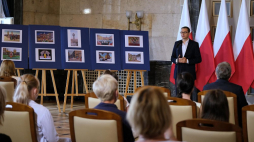 Premier Mateusz Morawiecki (P) podczas uroczystości wręczenia nagród nagród laureatom konkursu literackiego w Urzędzie Wojewódzkim w Katowicach. Fot. PAP/H. Bardo