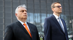 Katowice, 30.06.2021. Premier RP Mateusz Morawiecki (P) i premier Węgier Viktor Orban (L) składają kwiaty przed pomnikiem Henryka Sławika i Józsefa Antalla. W dniu dzisiejszym odbywa się Szczyt Szefów Rządów Państw Grupy Wyszehradzkiej. Fot. PAP/Ł. Gągulski