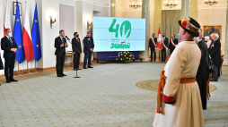 Prezydent RP Andrzej Duda (2L) podczas uroczystości wręczenia odznaczeń państwowych z okazji 40. rocznicy rejestracji Niezależnego Samorządnego Związku Zawodowego Rolników Indywidualnych „Solidarność”. Fot. PAP/A. Lange