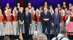 Prezydent RP Andrzej Duda (2-przód), marszałek województwa śląskiego Jakub Chełstowski (2P-prezód), dyrektor zespołu Zbigniew Cierniak (P-przód) oraz pierwsza dama Agata Kornhauser-Duda (L-przód) biorą udział w koncercie z okazji 100-lecia Powstań Śląskich w wykonaniu Zespołu Pieśni i Tańca „Śląsk” im. Stanisława Hadyny w Koszęcinie. Fot. PAP/W. Deska