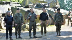 Prezydent RP Andrzej Duda (C), minister obrony narodowej Mariusz Błaszczak (2P), dowódca dywizji gen. dyw. Jarosław Gromadziński (P), szef BBN Paweł Soloch (L) i szef Sztabu Generalnego Wojska Polskiego generał Rajmund Andrzejczak (2L) podczas uroczystości zakończenia ćwiczenia Dragon-21. Fot. PAP/P. Piątkowski