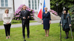 Prezydent RP Andrzej Duda (2L) oraz działaczki Związku Polaków na Białorusi: Maria Tiszkowska (L), Irena Biernacka (2P) i Anna Paniszewa (P). Fot. PAP/W. Olkuśnik