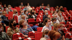 Publiczność podczas premiery spektaklu „Pippi Pończoszanka” w reżyserii Anny Retoruk w Teatrze Dzieci Zagłębia im. Jana Dormana w Będzinie. Fot. PAP/A. Grygiel