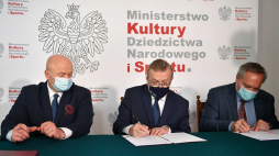 Wicepremier, minister kultury, dziedzictwa narodowego i sportu Piotr Gliński (C) oraz marszałek województwa lubelskiego Jarosław Stawiarski (L) podczas uroczystości podpisania umowy o współprowadzeniu Muzeum Badań Polarnych w Puławach. Fot. PAP/W. Jargiło