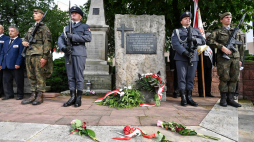 Uroczystość złożenia kwiatów przed pomnikiem Radomskiego Czerwca'76. Radom, 25.06.2021. Fot. PAP/P. Polak