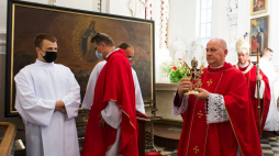 Ksiądz prałat Wojciech Górlicki (2P) i arcybiskup Gintaras Grusas (P) przed mszą świętą w kościele pw. Św. Apostołów Piotra i Pawła w Wilnie. 27.06.2021. Fot. PAP/V. Doveiko