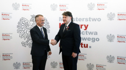 Jarosław Sellin (L) i Janusz Jarosławski (P) podczas uroczystości wręczenia Brązowego Medalu „Zasłużony Kulturze Gloria Artis”. Źródło: www.gov.pl