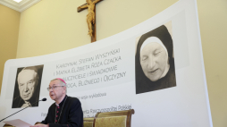 Metropolita poznański, przewodniczący Konferencji Episkopatu Polski abp Stanisław Gądecki podczas edukacyjnej sesji wykładowej poświęconej życiu i spuściźnie kandydatów na ołtarze: Matki Elżbiety Róży Czackiej i kard. Stefana Wyszyńskiego. Fot. PAP/L. Szymański