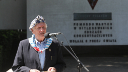 Prezes Polskiego Związku Byłych Więźniów Politycznych Hitlerowskich Więzień i Obozów Koncentracyjnych Stanisław Zalewski podczas uroczystości przed pomnikiem - Mauzoleum Ofiar Obozów Koncentracyjnych na Cmentarzu Wojskowym na Powązkach. Fot. PAP/P. Supernak