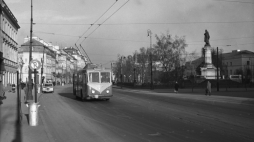 Warszawa 1955. Trolejbus Vetra na ul. Krakowskie Przedmieście, widok w kierunku placu Zamkowego. Fot. PAP/Ma. Szyperko
