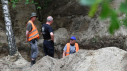 Łódź, 30.06.2021. Zastępca Prezesa IPN Krzysztof Szwagrzyk (C) na miejscu rozpoczęcia prac poszukiwawczych IPN, mogił ofiar zbrodni niemieckich i komunistycznych na terenie dawnego poligonu na Brusie. Fot. PAP/G. Michałowski