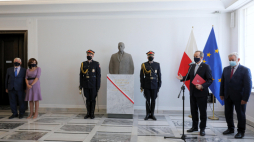 Marszałek Senatu Tomasz Grodzki (2P), senator KO Kazimierz Kleina (P) oraz wicemarszałkowie Senatu Gabriela Morawska-Stanecka (2L) i Bogdan Borusewicz (L) podczas odsłonięcia popiersia prezydenta Władysława Raczkiewicza w Senacie. Fot. PAP/P. Supernak
