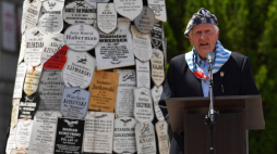 Warszawa, 14.06.2021. Prezes Polskiego Związku Byłych Więźniów Politycznych Hitlerowskich Więzień i Obozów Koncentracyjnych Stanisław Zalewski (C) podczas uroczystości przy tablicach pamiątkowych na frontowym dziedzińcu Muzeum Więzienia Pawiak w Warszawie. Trwają obchody Narodowego Dnia Pamięci Ofiar Niemieckich Nazistowskich Obozów Koncentracyjnych i Obozów Zagłady. Fot. PAP/P. Nowak