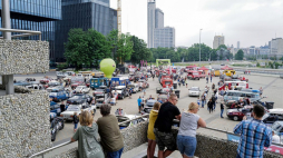 Start spod katowickiego Spodka rajdu „Złombol” 2021. Fot. PAP/A. Grygiel