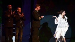 Aktorzy Mariusz Żarnecki (L), Dariusz Szymaniak (2P), Piotr Michalski (2P) i Martyna Matoliniec (P) podczas próby medialnej spektaklu „Znaczy Kapitan” w Teatrze Miejskim w Gdyni. Fot. PAP/R. Jocher