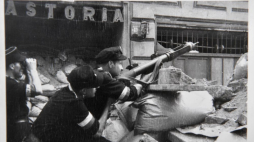 Fotografia z archiwum Henryka Śmigacza z okresu Powstania Warszawskiego zaprezentowane w IPN w Warszawie. Fot. PAP/R. Pietruszka