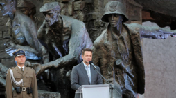 Prezydent stolicy Rafał Trzaskowski (C) podczas uroczystego Apelu Pamięci przy Pomniku Powstania Warszawskiego w przeddzień 77. rocznicy wybuchu zrywu. Fot. PAP/W. Olkuśnik