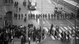 Manifestacja na skrzyżowaniu ulic Świerczewskiego i Marchlewskiego w drugą rocznicę rejestracji NSZZ „Solidarność”. Warszawa, 10.11.1982. Fot. PAP/W. Kryński