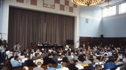 Posiedzenie w Auditorium Maximum Uniwersytetu Warszawskiego członków Komitetu Obywatelskiego Solidarność oraz nowo wybranych posłów i senatorów Solidarności. Zainicjowano powołanie Obywatelskiego Klubu Parlamentarnego (OKP). Warszawa, 23.06.1989. Fot. PAP/I. Sobieszczuk