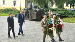 Warszawa, 22 07 2021. Doradca Departamentu Stanu USA Derek Chollet oraz chargé d’affaires ambasady USA w Polsce Bix Aliu składają wieńce przy Pomniku Powstania Warszawskiego. Źródło: US Embassy Warsaw/Twitter