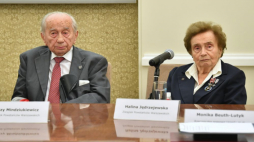 Warszawa, 27.07.2021. Członkowie Związku Powstańców Warszawskich Jerzy Mindziukiewicz (L) i Halina Jędrzejewska (P) uczestniczą w Urzędzie Stanu Cywilnego przy pl. Zamkowym, w konferencji prasowej dotyczącej programu obchodów 77. rocznicy wybuchu Powstania Warszawskiego. Fot. PAP/R. Pietruszka 