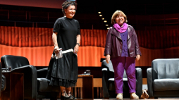 Wrocław, 15.07.2021. Laureatki Literackiej Nagrody Nobla, z 2015 r. Białorusinka Swietłana Aleksijewicz (P) i za 2018 r. Olga Tokarczuk (L) podczas spotkania w Narodowym Forum Muzyki we Wrocławiu, 15 bm. Spotkanie pod hasłem „Protest/Pratest” ma dotyczyć roli kobiet i wyzwań, z którymi muszą się mierzyć, a także wolności, odpowiedzialności i odwagi. Fot. PAP/M. Kulczyński