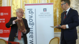 Warszawa, 07.07.2021. Wydawca, publicysta, działacz opozycji demokratycznej w PRL Piotr Jegliński (L) oraz dyrektor Archiwum Akt Nowych Mariusz Olczak (P) podczas uroczystego przekazania materiałów archiwalnych emigracyjnego wydawnictwa Editions do AAN. Fot. PAP/R. Guz 